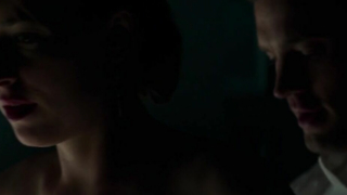 Dakota Johnson çıplak, Karanlığın Elli Tonu (2017) filminden seks sahnesi