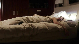 Dakota Johnson çıplak, Karanlığın Elli Tonu (2017) filminden seks sahnesi