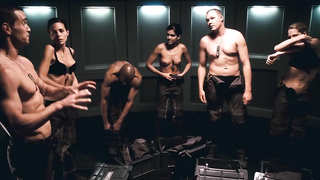 Cecile Breccia çıplak, Tanya van Graan çıplak, Nicole Tupper çıplak, Starship Troopers 3'ten sahne (2008)