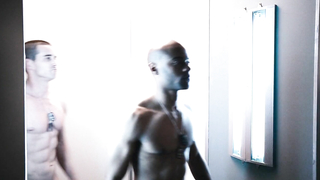 Cecile Breccia çıplak, Tanya van Graan çıplak, Nicole Tupper çıplak, Starship Troopers 3'ten sahne (2008)