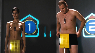 Cecile Breccia çıplak, Tanya van Graan çıplak, Nicole Tupper çıplak, Starship Troopers 3'ten sahne (2008)