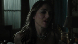 Merritt Patterson sexy, Elizabeth Hurley sexy, Alexandra Park sexy, scène de sexe de The Royals s01e01 (2015)