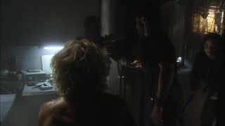 Kelly Carlson çıplak, Starship Troopers 2'den (2004) sahne