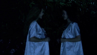Isabelle Teboul çıplak, Alexandra Pic çıplak, Two Orphan Vampires (1997) filminden sahne