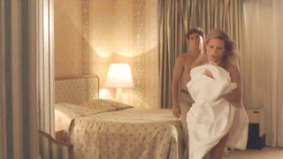 Michelle Hunziker nue, scène de sexe de Voglio stare sotto al letto (1999)