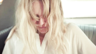 Hannah Ford nua, Alexis Hutt sexy, cena de The Girls of Bad, Bad Love (2012)