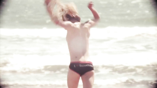 Hannah Ford nua, Alexis Hutt sexy, cena de The Girls of Bad, Bad Love (2012)