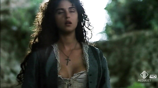 Monica Bellucci nuda, scena di sesso da Briganti (1994)