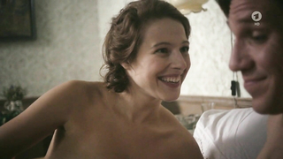 Lenka Zahradnicka desnuda, escena erótica de Die Dasslers – Pioniere Bruder und Rivalen (2016)