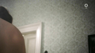 Lenka Zahradnicka desnuda, escena erótica de Die Dasslers – Pioniere Bruder und Rivalen (2016)