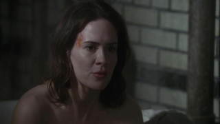 Lizzie Brochere nuda, scena erotica da American Horror Story s02e02 (2012)