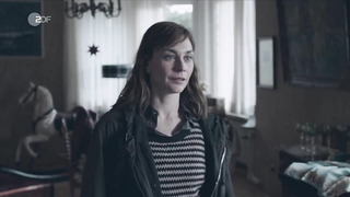 Свенья Юнг обнаженная, эротическая сцена из сериала «Остфризенкиллер» (2017)
