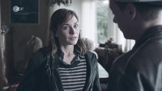 Свенья Юнг обнаженная, эротическая сцена из сериала «Остфризенкиллер» (2017)