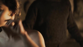 Эмилия Кларк обнаженная, сцена секса из Голоса из камня (2017)